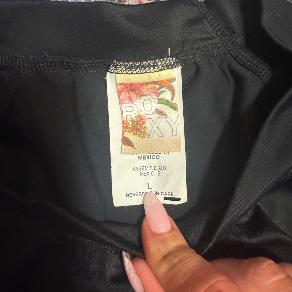 RARE VINTAGE Roxy Black Short Sleeve Rash Guard - Picture 3 of 3
